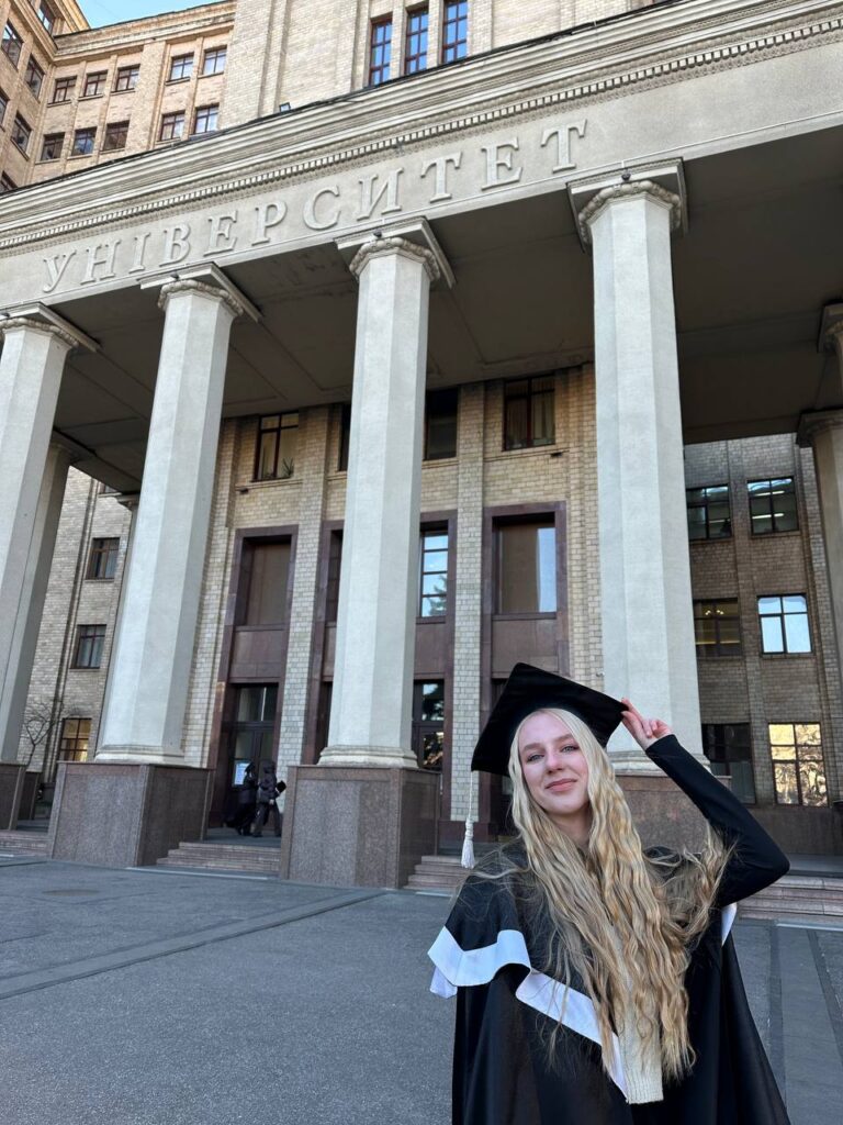 Вітаємо випускницю кафедри Софію Іваненко з отриманням почесного звання «Кращий випускник Каразінського університету – 2025»!