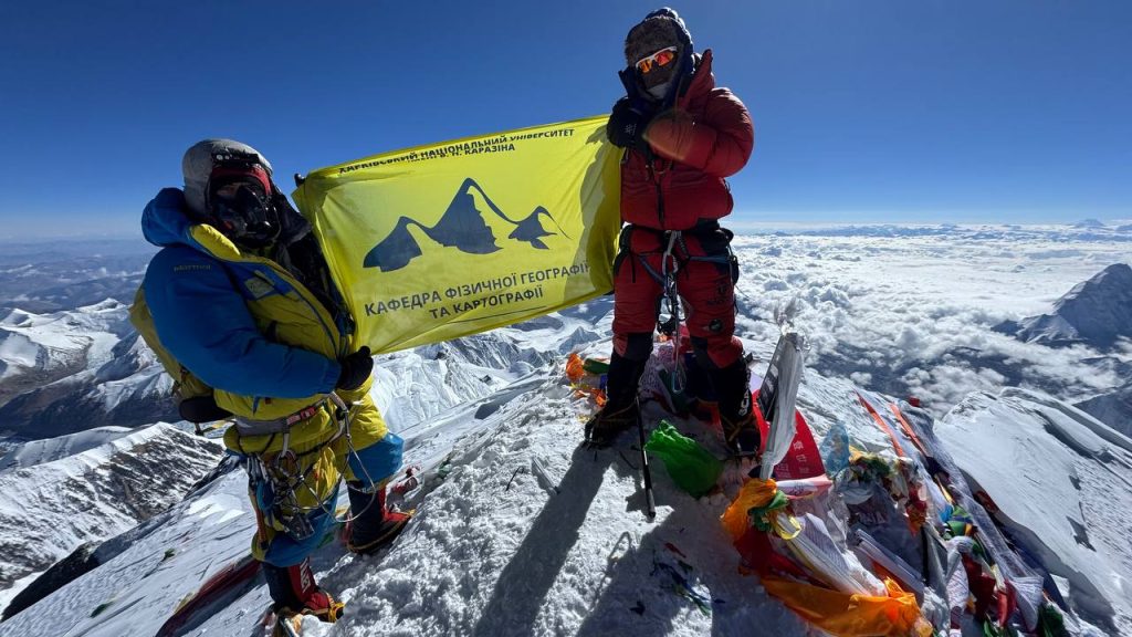 Прапор кафедри фізичної географії та картографії — на Евересті!